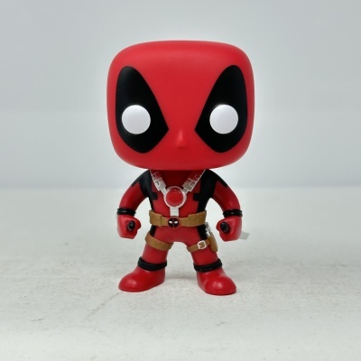Figura colecionável de Deadpool em plástico vermelho e preto