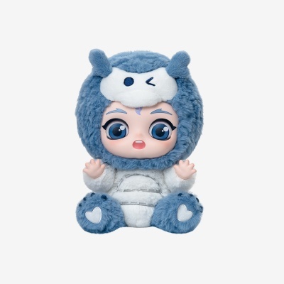 Boneca de peluche azul e branca com olhos grandes e expressão surpresa