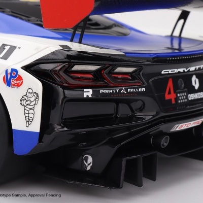 Parte traseira de carro de corrida Corvette com vários logótipos e número 4