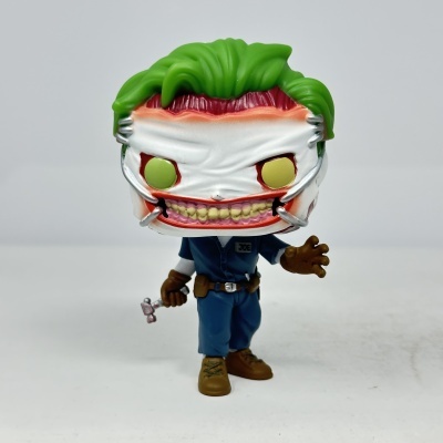 Figura Funko Pop do Joker com uniforme azul e máscara branca com dentes e cabelo verde