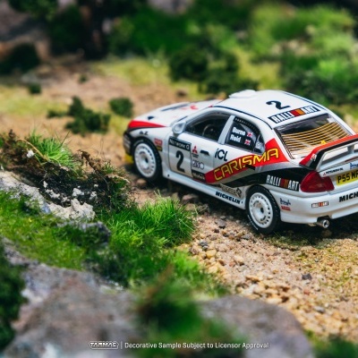 Miniatura de carro de rali branco com decoração colorida em cenário outdoor