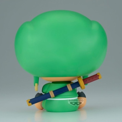 Figura colecionável de personagem com cabelo verde e espada azul vista de costas