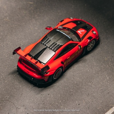 Carrinho de brinquedo vermelho com detalhes em preto e inscrições Porsche, Pirelli, Martini, GT3 RS