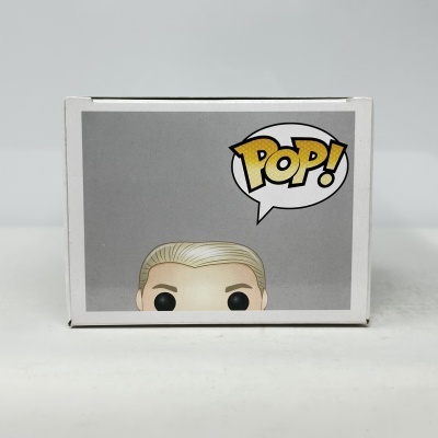 Caixa branca com boneco estilizado e texto POP!