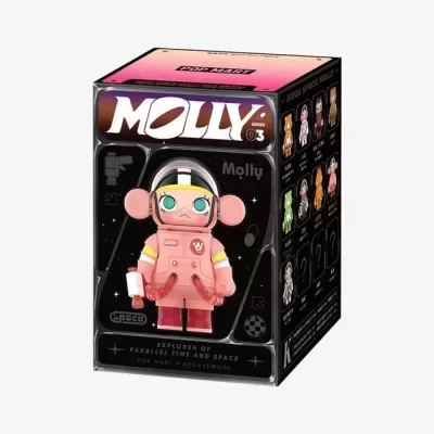 Figura colecionável Molly Series 03 em fato de astronauta cor de rosa na caixa preta com texto POP MART.