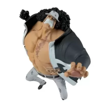 Figura de ação Banpresto com casaco preto e calças brancas