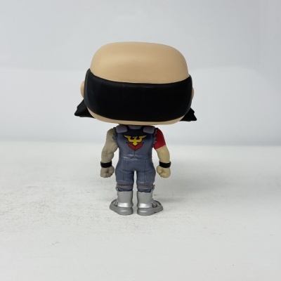 Figura Funko Pop de personagem careca vista de costas com macacão cinzento e faixa preta na cabeça