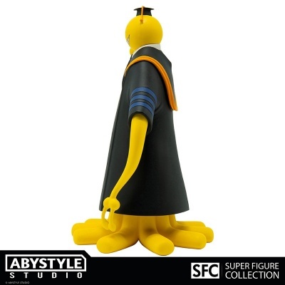 Figura de personagem amarelo com múltiplos pés usando robe preto e chapéu de formatura