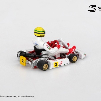 Miniatura de kart de corrida com piloto de capacete amarelo