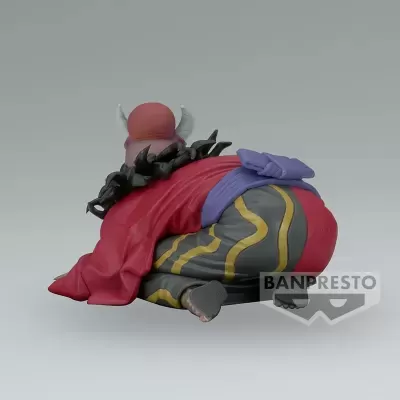 Figura colecionável Banpresto com capa vermelha e chifres brancos sentada