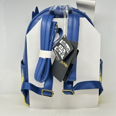 Mochila azul com etiquetas penduradas e alças ajustáveis