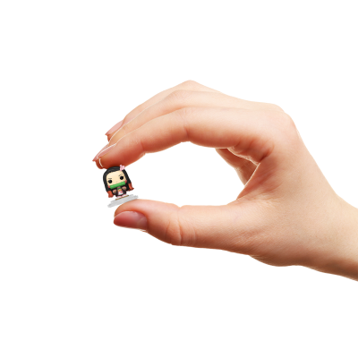 Miniatura de personagem de vinil preta a ser segurada pela mão