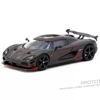 Miniatura de carro desportivo preto com detalhes vermelhos e textura de fibra de carbono