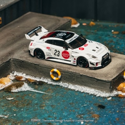 Carro de corrida em miniatura branco com detalhes e número 23 ao lado de piscina artificial