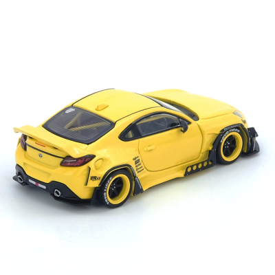 Miniatura de carrinha desportiva amarela com detalhes pretos e pneus Toyo Tires
