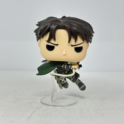 Figura colecionável Funko Pop com cabelo preto, capa verde e arco