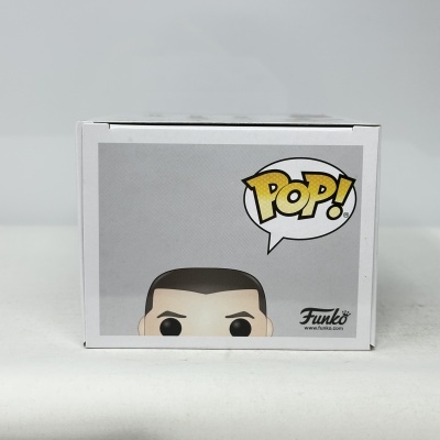 Embalagem branca de figura Funko Pop com ilustração e texto POP!