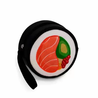 Bolsa redonda preta com padrão colorido de sushi na frente