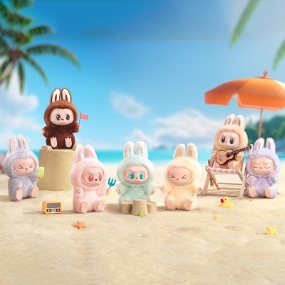 Bonecos de peluche coelho coloridos na praia com acessórios e cenário de verão