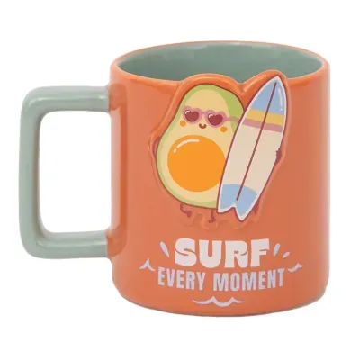 Caneca laranja com ilustração de abacate e prancha de surf e texto SURF EVERY MOMENT