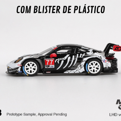 Miniatura de carro de corrida preto, branco e vermelho com número 77