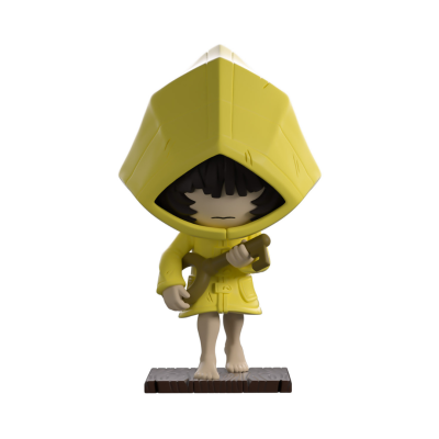 Figura colecionável com capuz amarelo segurando chave em base de madeira