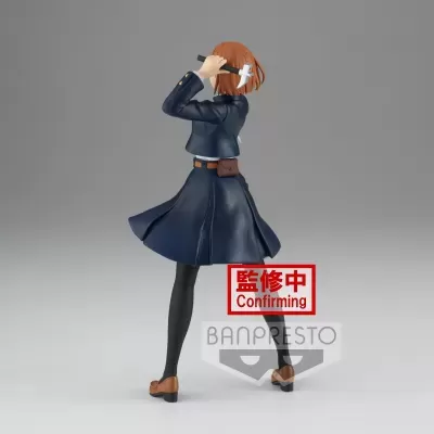 Figura coleção de personagem feminina com casaco azul escuro e saia, fundo cinzento