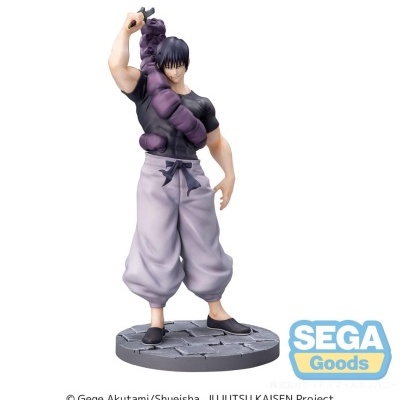 Figura colecionável personagem com camisa preta e calças lilás em base pedra