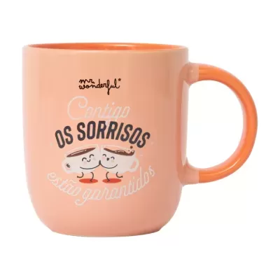 Caneca cor de pêssego com ilustração e texto em português