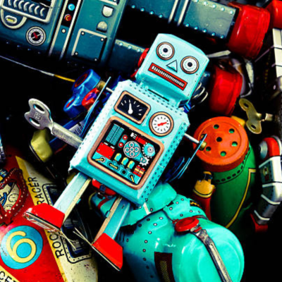 Robô de brinquedo metálico azul claro com mostradores analógicos e ilustrações coloridas