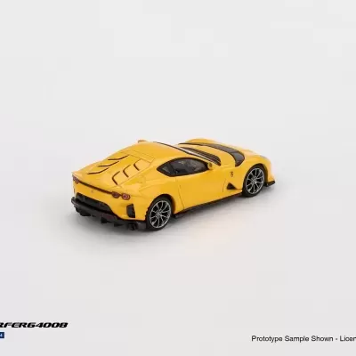 Miniatura de carro desportivo amarelo com faixas pretas em fundo branco