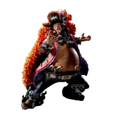 Figura de ação de personagem com casaco vermelho, chapéu preto com caveiras e calças pretas em pose dinâmica