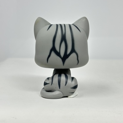 Figura colecionável Funko Pop de gato cinzento com riscas pretas vista de costas