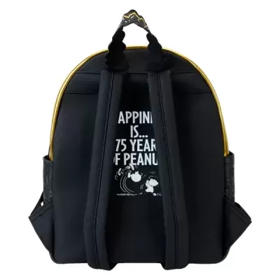 Mochila preta com detalhe amarelo e alças, texto branco e personagens em fundo branco, vista traseira