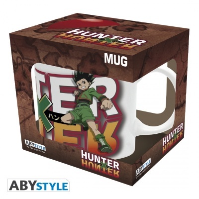Caneca branca com personagem Gon de Hunter x Hunter numa caixa castanha com texto
