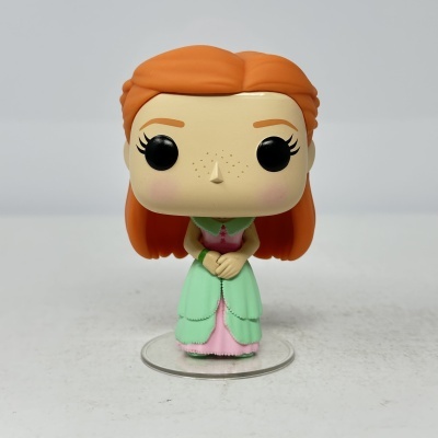 Figura de vinil estilo Funko Pop com cabelo laranja e vestido verde claro e rosa.