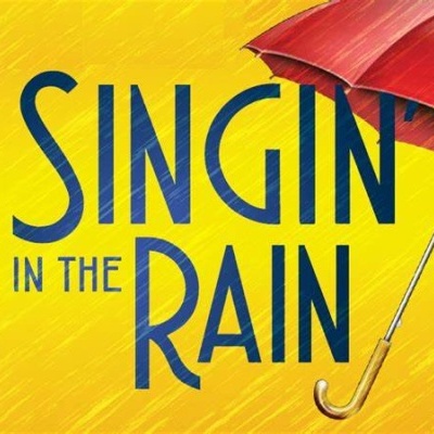 Texto 'SINGIN' IN THE RAIN' em letras azuis com guarda-chuva vermelho sobre fundo amarelo