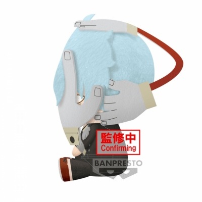 Pelúcia com cabelo azul claro, roupa preta, mãos grandes cinzentas e texto Confirming BANPRESTO