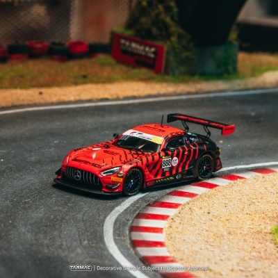 Miniatura de carro de corrida Mercedes AMG GT3 vermelho e preto numa pista de corrida