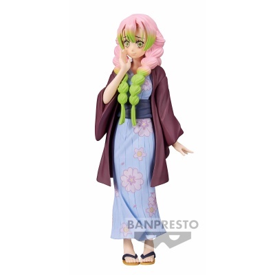 Figura de anime com quimono azul claro floral e casaco roxo