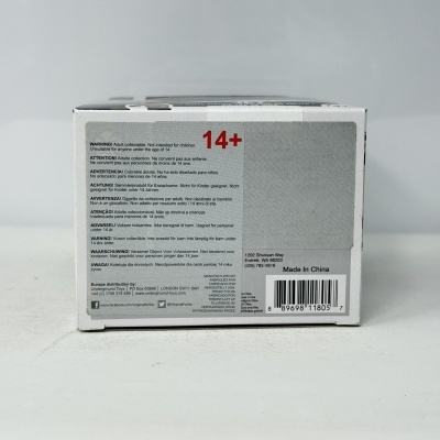 Caixa branca com texto, código de barras e aviso de idade 14+