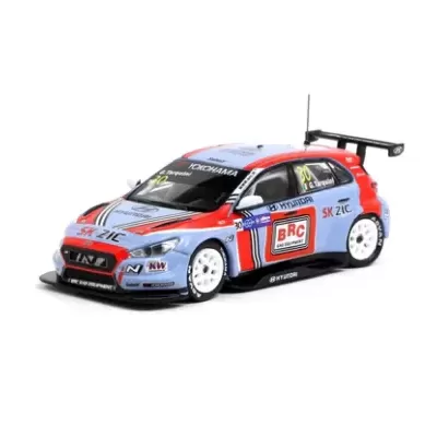 Carro de corrida em miniatura Hyundai i30 N TCR azul claro, vermelho e branco com patrocínios.