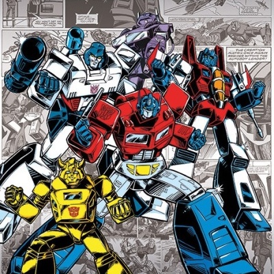 Poster colorido dos Transformers com robôs em destaque e quadrinhos a preto e branco ao fundo