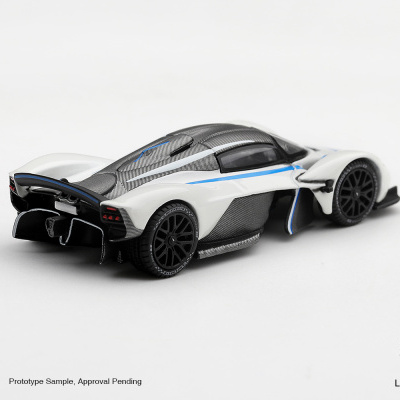Miniatura de carro desportivo branco e preto com detalhes azuis e padrão de carbono