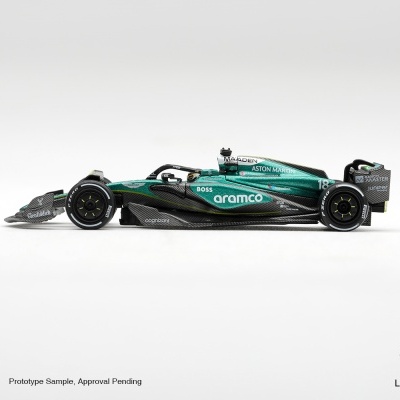 Miniatura de carro de Fórmula 1 verde escuro e preto com logótipos em fundo branco