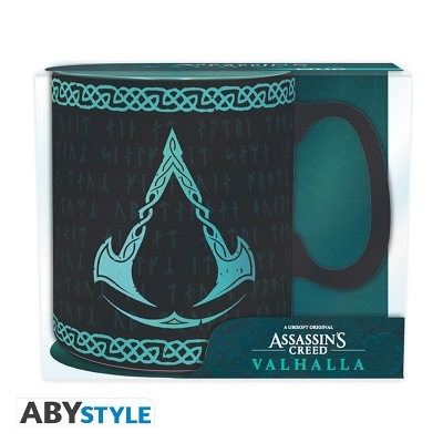Caneca preta com símbolo azul do Assassin's Creed Valhalla em caixa transparente