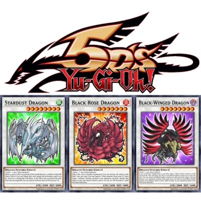 Logótipo Yu-Gi-Oh! 5Ds com três cartas de duelo: Stardust Dragon, Black Rose Dragon e Black-Winged Dragon.