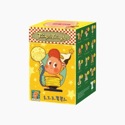 Caixa de brinquedo TwinkleTwinkle com personagem ilustrado e lista de figuras na lateral