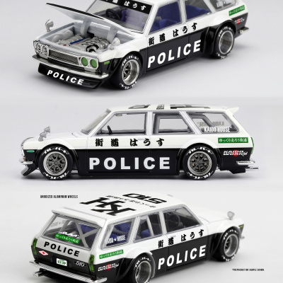 Modelo de carro Datsun Kaido 510 Wagon Police preto e branco com capô aberto mostrando motor detalhado.