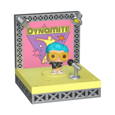 Figura Funko Pop colorida com palco e microfone, fundo com texto DYNAMITE.